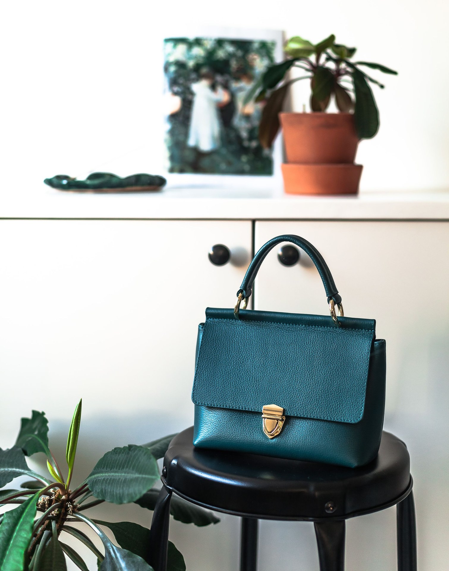 Brown genuine leather tote bag suitable for European retail
